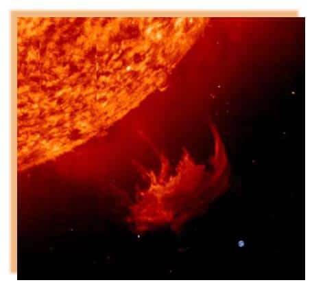 Lors d'une éruption solaire, des masses solaires sont parfois éjectées ce qui provoque la formation des aurores boréales sur Terre. © Philippe Moussette