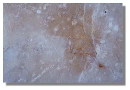 Echantillon d'albâtre de Saint-Lothain : gypse grenu, semi-transparent, blanc/beige, Trias supérieur. Musée d'Archéologie, Lons-le-Saunier - Photo : Inv. Y. Sancey - &copy; Inventaire général, ADAGP, 1998 
