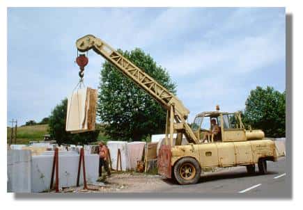 Transport de tranches de marbre avec une grue automotrice à la marbrerie Yelmini Artaud, Balanod - <br />Photo : Inv. Y. Sancey - &copy; Inventaire général, ADAGP, 1997<br />