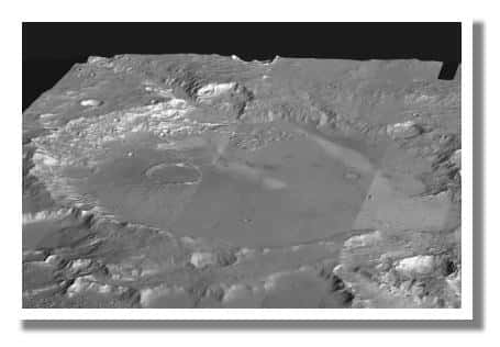 Site Gusev : Autre vue du site d'atterrissage de Spirit. On aperçoit en haut à gauche de l'image la trace de l'ancienne vallée de débâcle qui a du remplir d'eau ce cratère il y a quelques milliards d'années. &copy; NASA