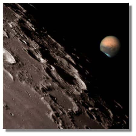 Extraordinaire cliché de la conjonction de Mars et de la Lune de juillet 2003, donnant une idée de l'éloignement respectif des deux astres. Crédits : Dantowitz