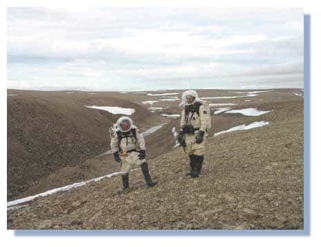 Charles Frankel (à gauche) et Robert Zubrin (à droite) explorent un canyon "martien" sur le flanc du cratère d'impact de Haughton (Ile de Devon, Arctique Canadien) &copy; C. Frankel