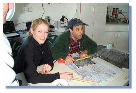 La géologue danoise Catherine Frandsen et l'ingénieur Robert Zubrin, dans la station arctique FMARS, préparent une sortie sur "Mars" &copy; C. Frankel 