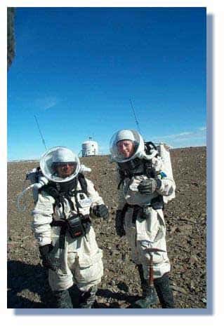 La chimiste Christine Jaharajah et la géologue Catherine Frandsen lors de leur première sortie "sur Mars" (Ile de Devon), avec le module FMARS en arrière plan &copy; C. Frankel