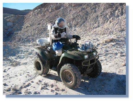 Charles Frankel sur son Quad, dans le désert de l'Utah. Les simulations montrent que les monoplaces sont plus pratiques et plus sures pour l'exploration martiennes que les biplaces de type "jeep lunaire" &copy; C. Frankel