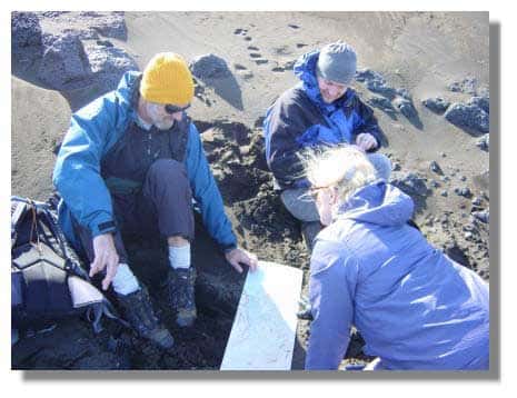 Nous avons pris rendez-vous sur le terrain avec des géologues américains (à gauche: le spécialiste du volcanisme martien Alfred McEwen), afin d'étudier des coulées de lave &copy; C. Frankel