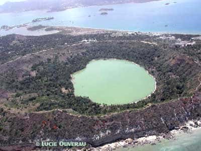 D&#039;une superficie de 376 km2, Mayotte comprend deux îles principales, la Petite-Terre et la Grande-Terre et une vingtaine d&#039;îlots dispersés dans l&#039;un des plus beaux lagons du monde (1100 KM2 pour 160 KM de longueur de récifs coralliens).
