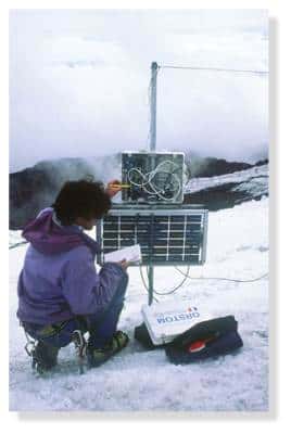 <br />Station micrométéorologique sur le glacier 15 de l'Antizana (4860 m) pour l'analyse du bilan d'énergie. Equateur. &copy; IRD/Bernard Francou<br />