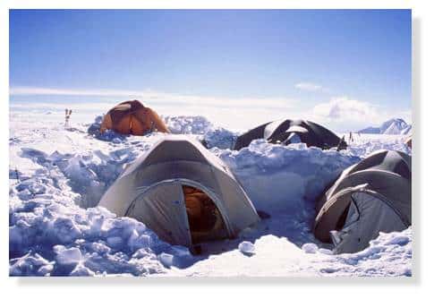 <br />Camp 2 ou site de carottage, à 6350 m : tentes enfoncées dans la neige pour les protéger du vent. Illimani, Bolivie. &copy; IRD/Bernard Francou.<br />