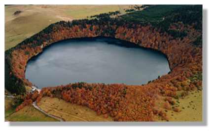 Lac Pavin, joyau des lacs d'Auvergne, est la dernière manifestation volcanique auvergnate (&copy; LVA)