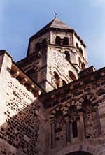 Eglise de Saint Saturnin, bel exemple de l'église romane polychrome auvergnate (&copy; LVA)