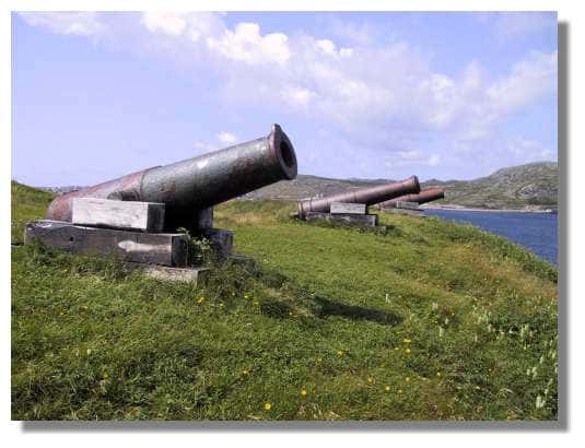 Sur l'île aux Marins, les canons dressés vers le large rappellent que l'archipel a longtemps été le lieu de conflits entre les Français et les Anglais. &copy; C. Marciniak