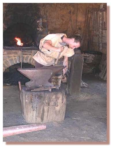 
La principale activité du forgeron de Guédelon est la fabrication et la réparation des outils des oeuvriers. C&#039;est un forgeron - taillandier. &amp;copy; Guédelon