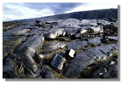 <br />Coulée de lave lisse solidifiée au contact de l'air, échappée des flancs du volcan Kilauea, Grande île de Hawaii <br />&copy; IRD/Benoît Antheaume
