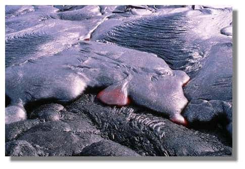 <br />Coulée de lave de type pahoehoe en train de s'étaler lentement (environ 1 mètre par minute). Eruption du cratère Pu'u' O'o du volcan Kilauea. Big Island, Hawaii. <br />&copy; IRD/Jean-Philippe Eissen.