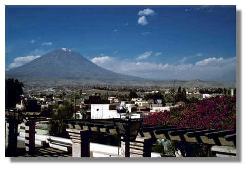 <br />Vue de la ville d'Arequipa au Pérou, ancienne ville coloniale marquée par l'architecture espagnole (d'où son surnom de "ville blanche"). En arrière-plan, le volcan Misti (5821 m). <br />&copy; IRD/Sonia Arfaoui