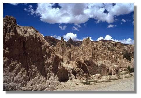 <br />Coulée de cendres volcaniques indurées et érodées. La Paz, Bolivie. <br />&copy; IRD/Michel Fromaget