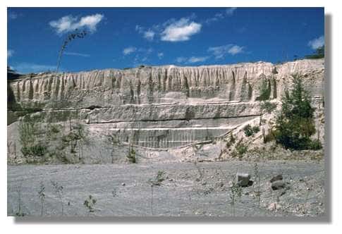 <br />Volcan Pululahua, en Equateur. Dépôts de coulées pyroclastiques et de retombées pliniennes affleurant dans une carrière au NE de San Antonio de Pichincha (alt. 2360 m). <br />&copy; IRD/Jean-Philippe Eissen