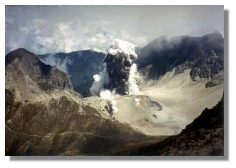 Explosion dans le cratère du Guagua Pichincha en 1999, Équateur. © Departamento Geofisico, EPN