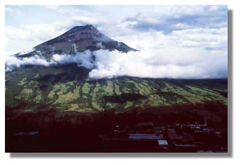 Le volcan Tungurahua (5.200 m), le 19 avril 1995. Il a eu de très nombreuses éruptions historiques (au moins une éruption dans les derniers 10.000 ans). © IRD, Michel Monzier 