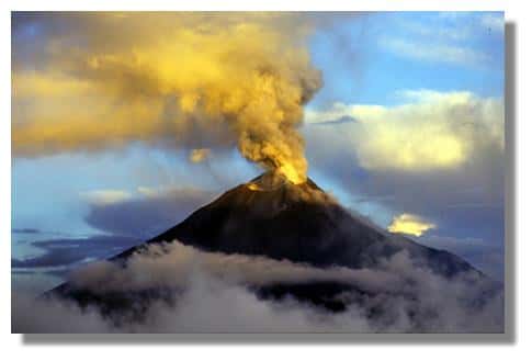 Panache chargé en cendres du volcan Tungurahua en Équateur, le 17 novembre 1999. © IRD, Michel Monzier
