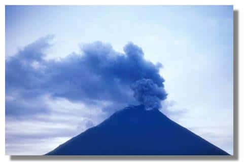 Panache de gaz et cendres sortant du cratère du volcan Tungarahua (Equateur). On observe bien les chutes de cendres sur la partie supérieure du cône volcanique. Vu depuis l'OVT (Observatoire du Volcan Tungurahua) le 25 mars 2002. © IRD, Jean-Philippe Eissen 