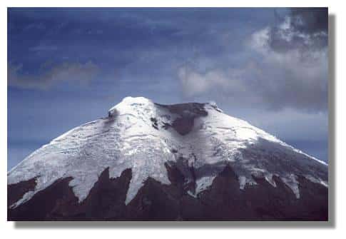 Sommet englacé (environ 6.000 mètres) du volcan Cotopaxi, en octobre 1995. Il a eu de nombreuses éruptions rendues fort dangereuses par la fusion partielle de la calotte glaciaire sommitale et les coulées boueuses qui en découlent. © IRD, Michel Monzier