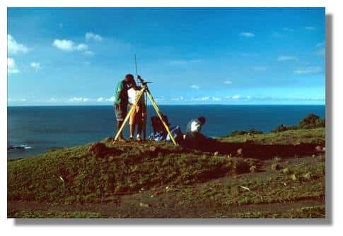<br />Installation d'un point de mesures géodésiques (GPS) à proximité du volcan Yasur. La géodésie est la science qui a pour objet l'étude de la forme, des dimensions et du champ de gravitation de la Terre. Ile de Tanna, Vanuatu. &copy; IRD/Michel Lardy