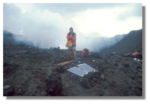 <br />Station autonome d'enregistrement sismologique en bordure du cratère du Yasur (2001) &copy; IRD/Michel Lardy 