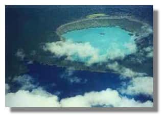<br />Les trois lacs de cratère Manaro Lakua (non actif), Voui (turquoise, actif, 2000 m de diamètre) et Ngoro (marécageux) du sommet de l'île d'Aoba (Ambae) &copy; IRD