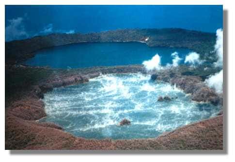 <br />Intense dégagement de vapeurs acides au-dessus du lac de cratère Voui. Au fond le lac de cratère Manaro Lakua (sans activité). Aoba, Vanuatu. &copy; Royal Air New Zealand. 