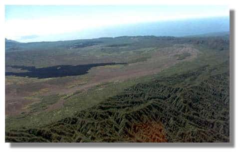 <br />Partie ouest de la caldera, Benbow, Marum et, sur la droite, les coulées de 1988-1989 &copy; IRD/Pierre Evin.<br />