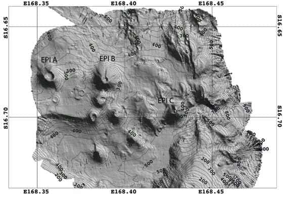 Bathymétrie de la zone est d'Epi. Monts sous-marin Epi A, B, C. Carte réalisée au cours de la campagne à la mer VATATERM à l'aide du sondeur Simrad EM1002 du N.O. Alis de l'IRD (14 mars 2004) (Ballu, Calmant et al, 2004). Isobathes : 20 m