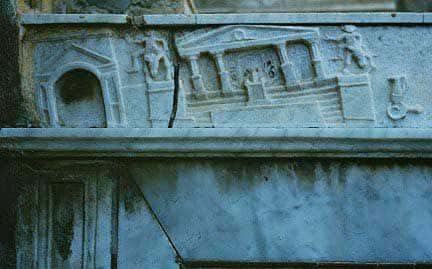 Effets d'un tremblement de terre sur le bas-relief  d'une villa de Pompei, en 62 av JC 