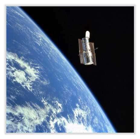 Le télescope Hubble objectif (~2.40m) et résolution (moins de 10 cm au sol à 300 km d'altitude) regarde vers le ciel, il est au service de l'astronomie <br />© Documents NASA et T.Lombry