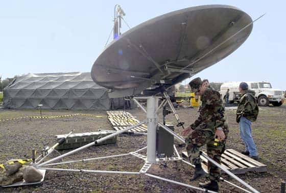 Le département américain de la Défense exige que les antennes tactiques soient légères, sécurisées, capables de fonctionner en réseau, multi-bandes, versatiles (multi-missions), équipées de moyens anti-brouillage et offrant la possibilité de transmettre la voix, les images et des données. Installation d'une antenne satellite SHF USC-60A dans le cadre des opérations JMAST (Joint Mobile Ashore Support Terminal) de l'OTAN à Tbilisi. Reliée à l'infrastructure située à l'arrière plan, ce système est autonome et mobile. Il assure sur le terrain les fonctions de contrôle, de communication, informatique et de renseignement centralisés (C4I). Il assure également de manière sécurisée tout le traffic par Internet, téléphone, radio, télévision et les visioconférences ainsi que l'exige le MoD <br />© Documents U.S.Navy et A.F. Link. 