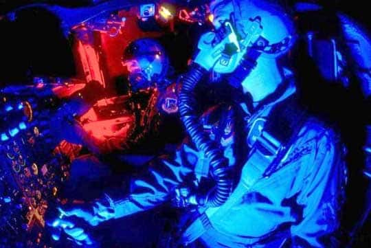 A travers la NSA qui distribue les moyens de cryptographie à l'Armée et la CIA qui assure la sécurité du territoire et des intérêts américains à l'étranger, le réseau ECHELON surveille étroitement les communications militaires dont toutes celles à caractère stratégique établies dans les bandes maritime et aviation. Le cockpit d'un F-111 durant un vol de nuit<br />© Documents USAF et U.S.Navy.