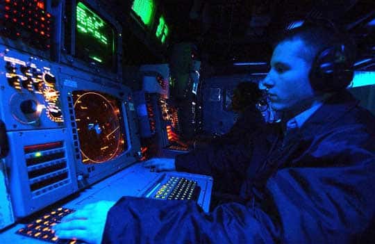 Le Système de Contrôle et de Commande Global (GCCS) installé dans le Combat Direction Centre du porte-avion USS George Washington (CVN 73). <br />© Documents USAF et U.S.Navy