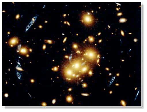 <br />Effet de déformation de l'apparence des galaxies par l'effet de lentille gravitationnelle dû à la matière noire.<br />