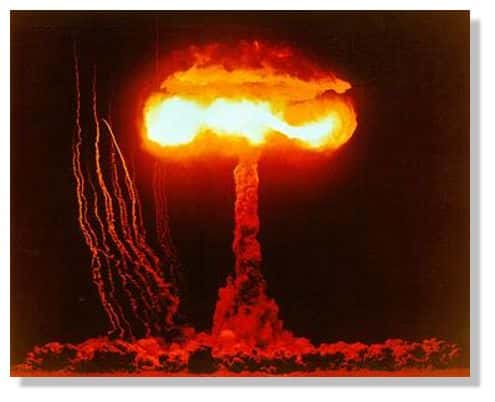 <br />L'équivalence masse-énergie en action : test de bombe atomique en 1953 dans le désert du Nevada. Dans une telle explosion, seule une faible fraction de la masse originale est convertie en énergie, contrairement à une annihilation totale de particules. &copy; U.S. Department of Energy<br />