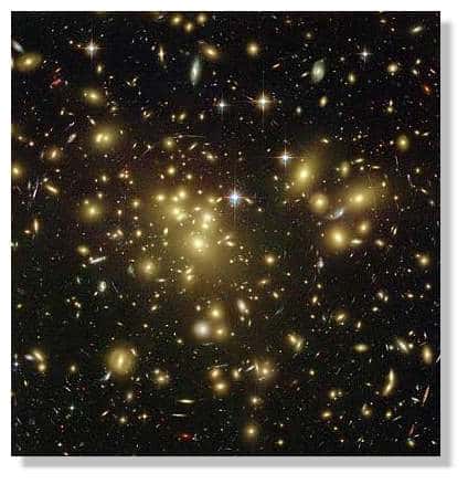 <br />L'amas de galaxies Abell 1689 observé par le télescope spatial en 2003. Toutes les grandes structures de l'Univers doivent leur existence à d'infimes fluctuations de la densité de matière primordiale. &copy; NASA/HST 