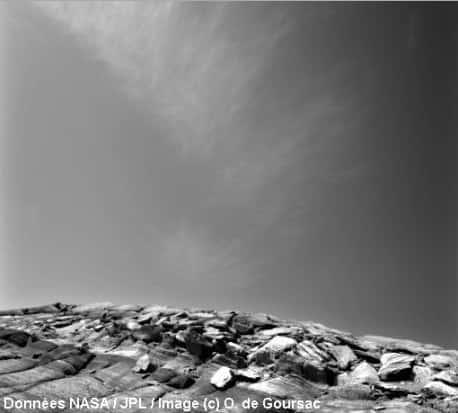 Fins cirrus de glace d'eau survolant vers 20 km d'altitude le site d'Opportunity sur Meridiani Planum vers 9h30 du matin au Sol 291 de la mission © Données Nasa/JPL / Image © O. de Goursac