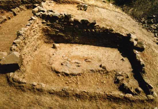 <br />Fig. 12 : Vue d'une construction quadrangulaire de la phase Ñañañique (XI ème-VIIIème siècle BC) &copy; J. Guffroy IRD