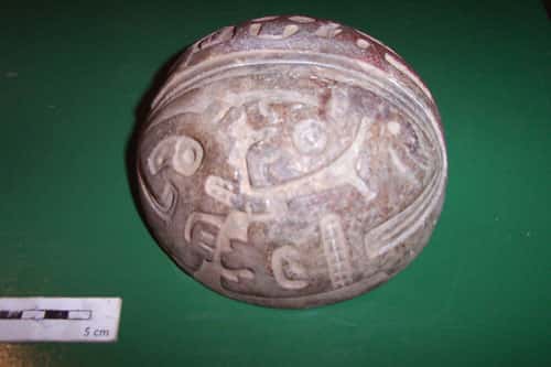 <br />Fig. 25 : Récipient en pierre, bicolore, décoré de figures animales &copy; J. Guffroy IRD