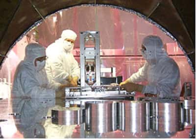 <br />Ajustement des miroirs dans l'observatoire LIGO de Hanford