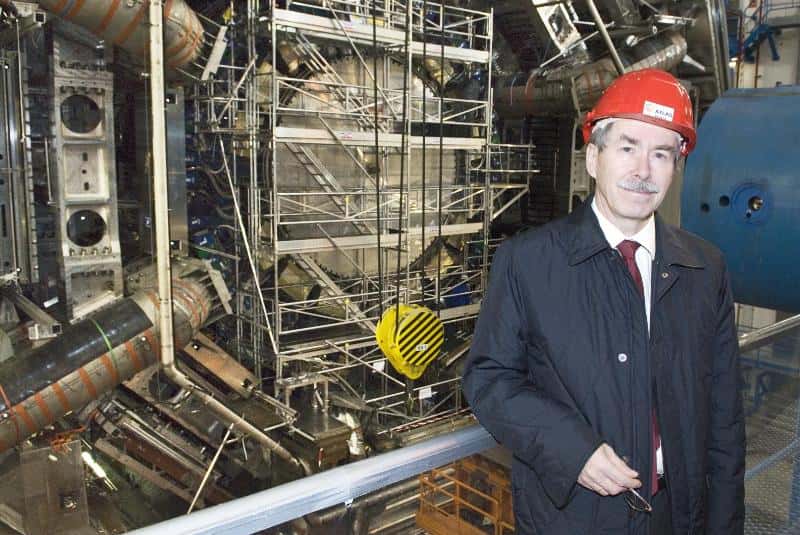 Gerard 't Hooft devant le détecteur Atlas destiné à découvrir le boson de Higgs. © Cern