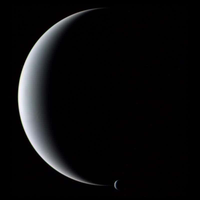 Uranus à gauche, et son élément perturbateur, Neptune, à droite.