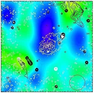 Images de l'amas A3667. Au milieu, image en X obtenue par ROSAT, à gauche perturbation de la température du CMB due à cet amas. À droite, vue combinée de plusieurs observations différentes de ce même amas (Effet Sunyaev Zeldovitch, rayons X et lentilles gravitationnelles). © Melanie Johnston-Hollitt