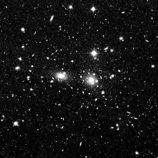 Images de l'amas de Coma (1 Mpc de côté) en visible (à gauche) et en rayons X (à droite). L'image en visible montre principalement les galaxies, celle en rayons X principalement le gaz chaud, qui occupe l'espace entre les galaxies. D'autres types d'observations mettraient-ils en évidence une troisième composante ?
