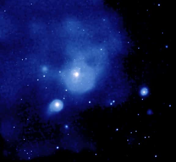 Émission X dans l'amas de Fornax vu par Chandra (à gauche), et dans l'amas de Coma vu par XMM-newton (à droite).